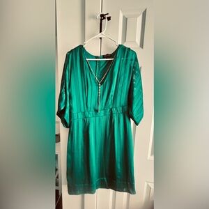 Thalia Siri (Large) emerald green sparkle dress with gold necklace.